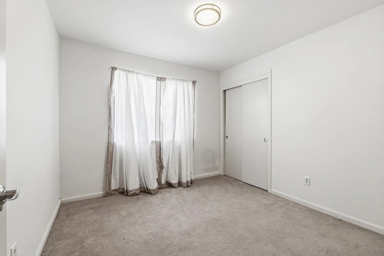 Secondary Bedroom with Carpet and Closet