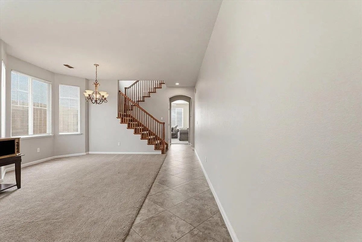 Entry Foyer & Staircase